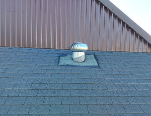 Zateplení dvouplášťové střechy pomocí foukané izolace